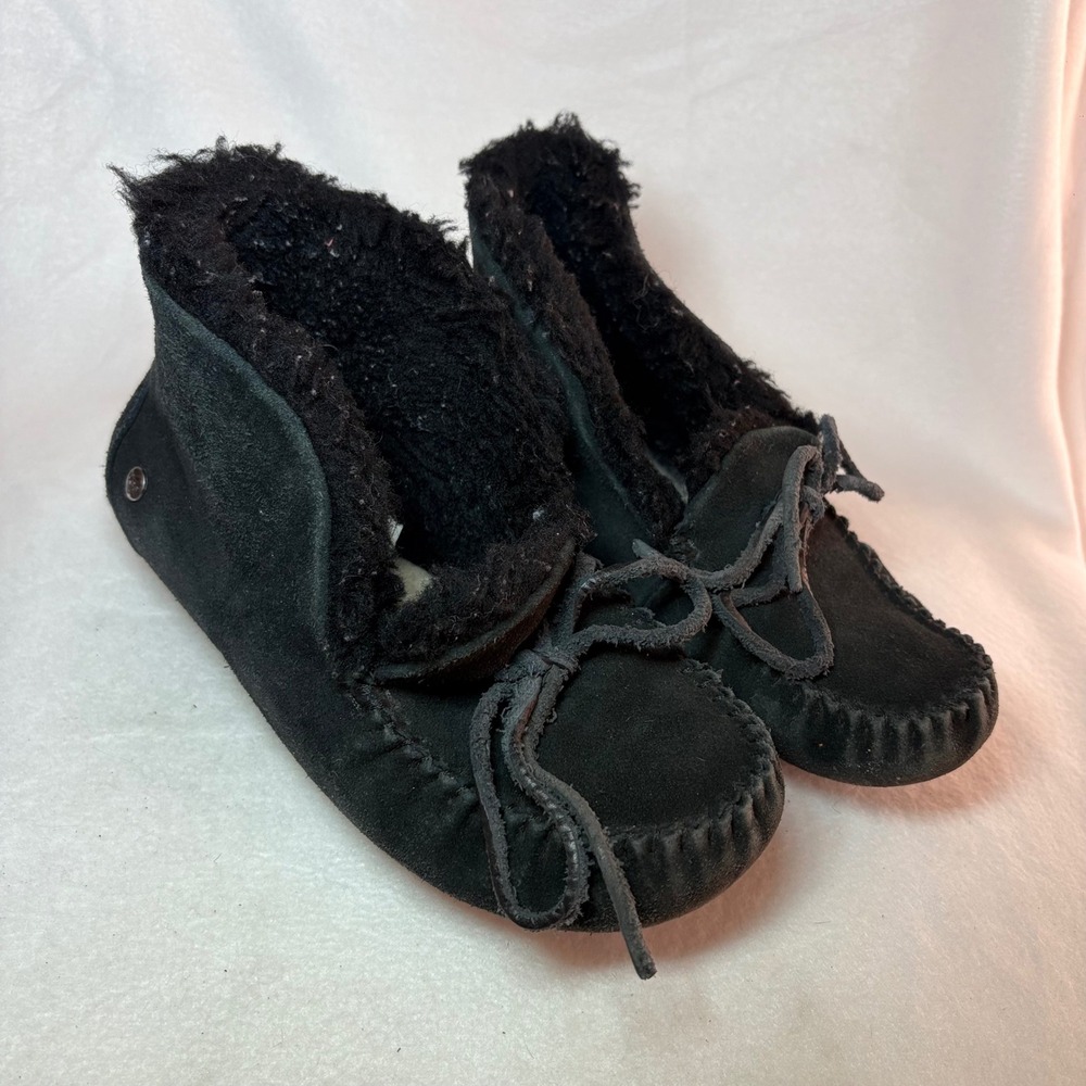 UGG Kids Dakota Suede Moccasin Slippers Black Sheepskin Lining 1118982K Size 2